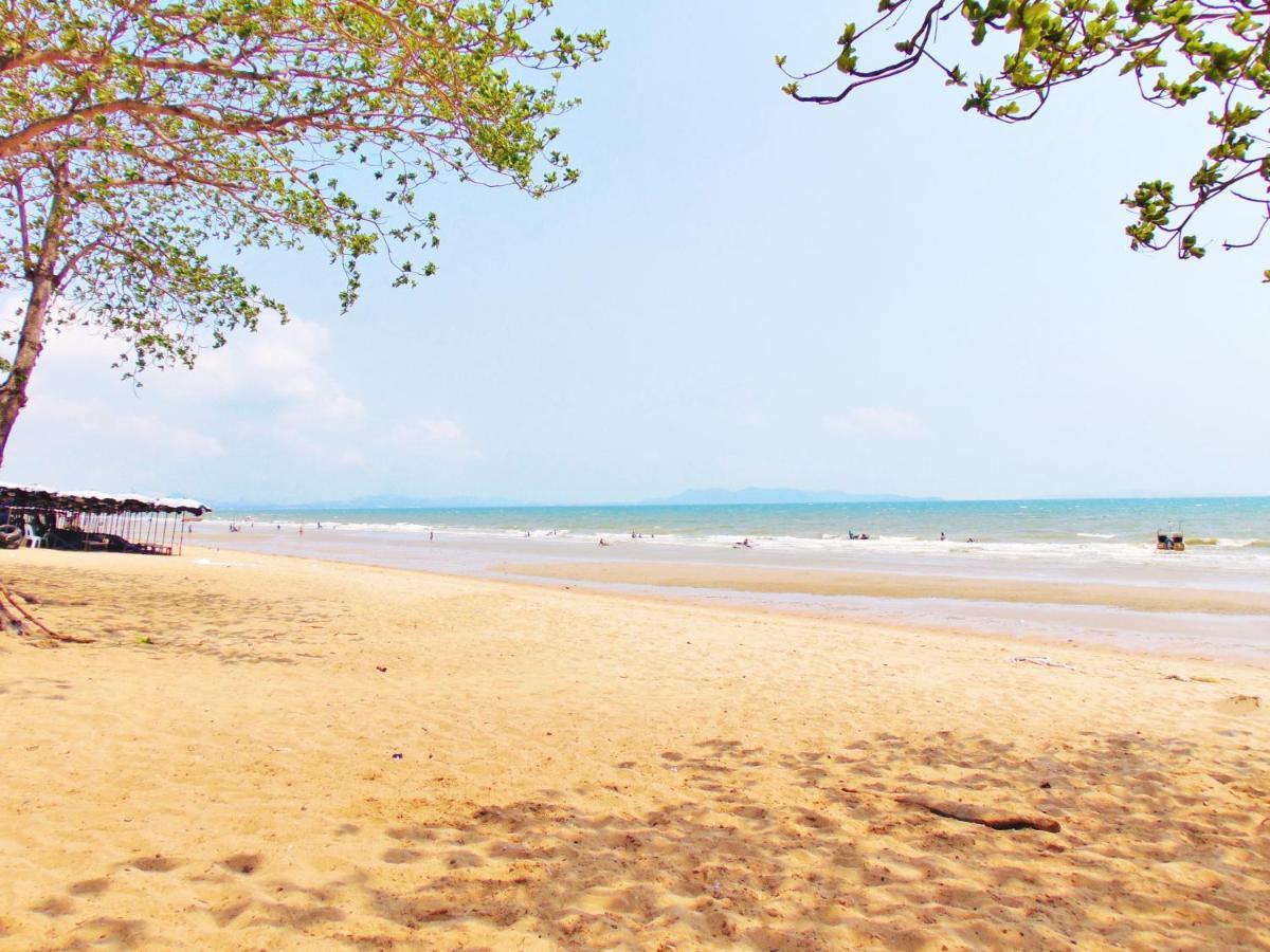 Sea View Beachfront Condos Pattaya Jomtien Beach Exterior photo