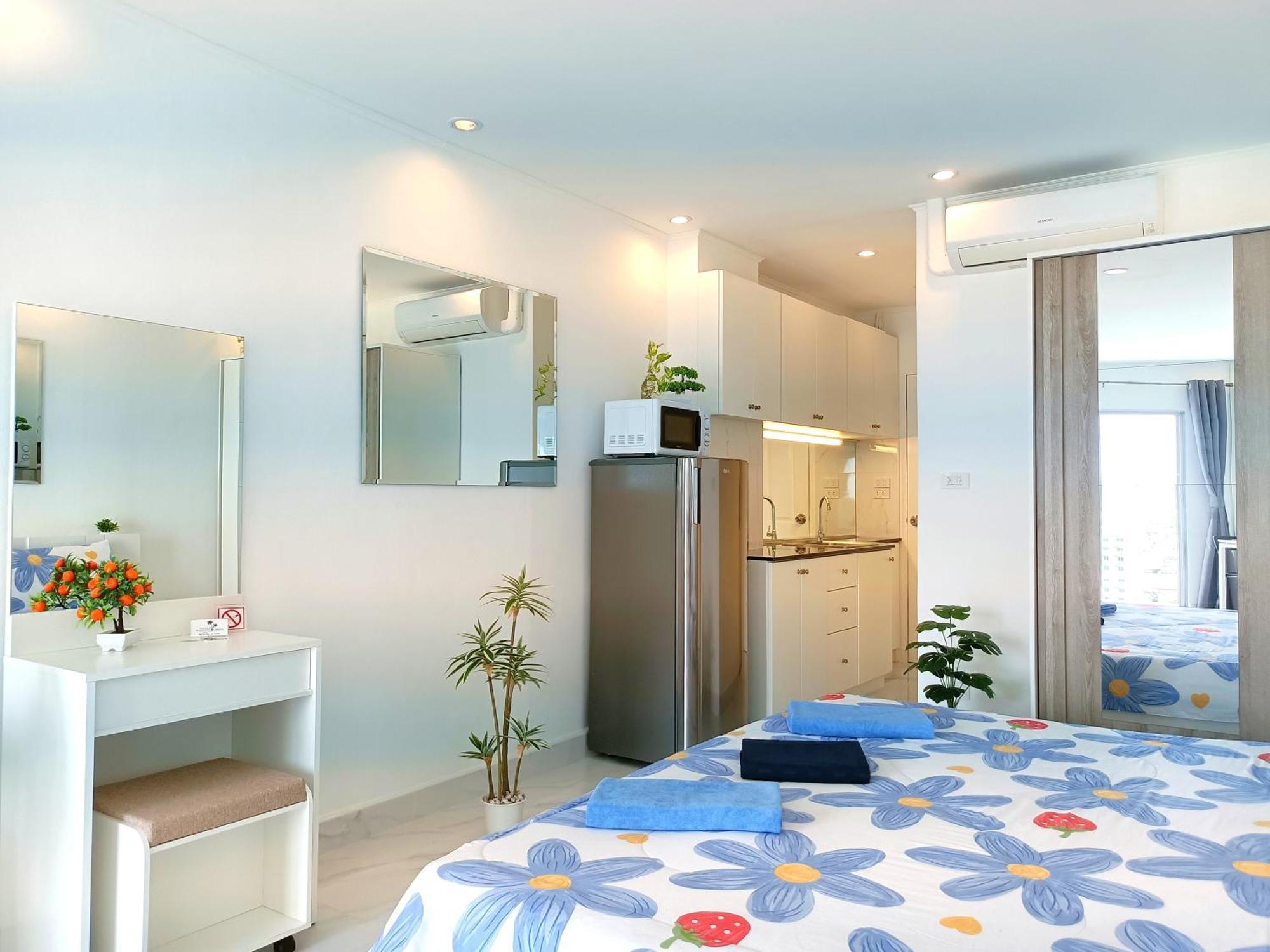 Sea View Beachfront Condos Pattaya Jomtien Beach Exterior photo
